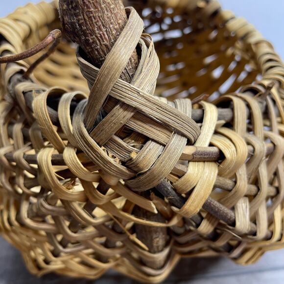 Vintage Buttocks Woven Basket Unique Natural Curly Branch Handle - Picture 7 of 10